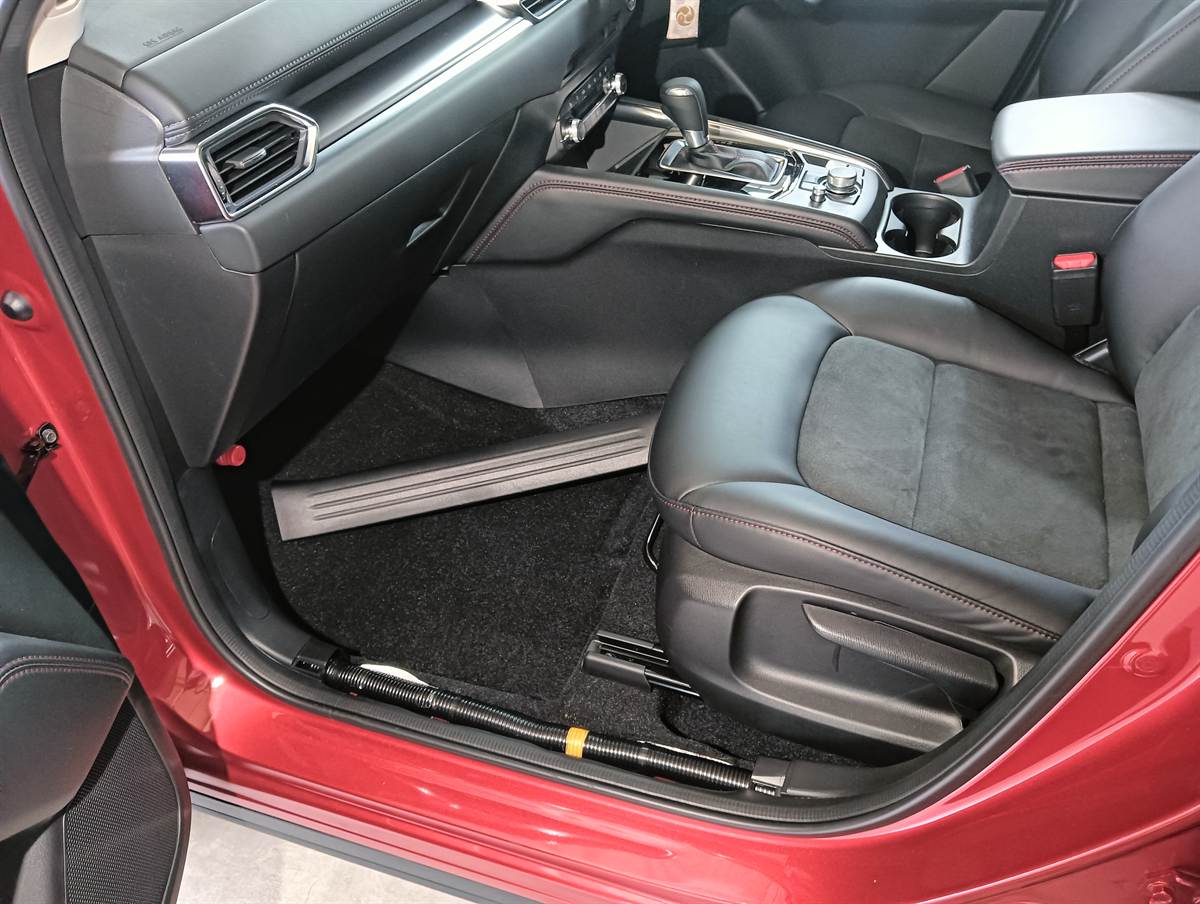 お預かりしたときのマツダ CX-5 の助手席と足元
