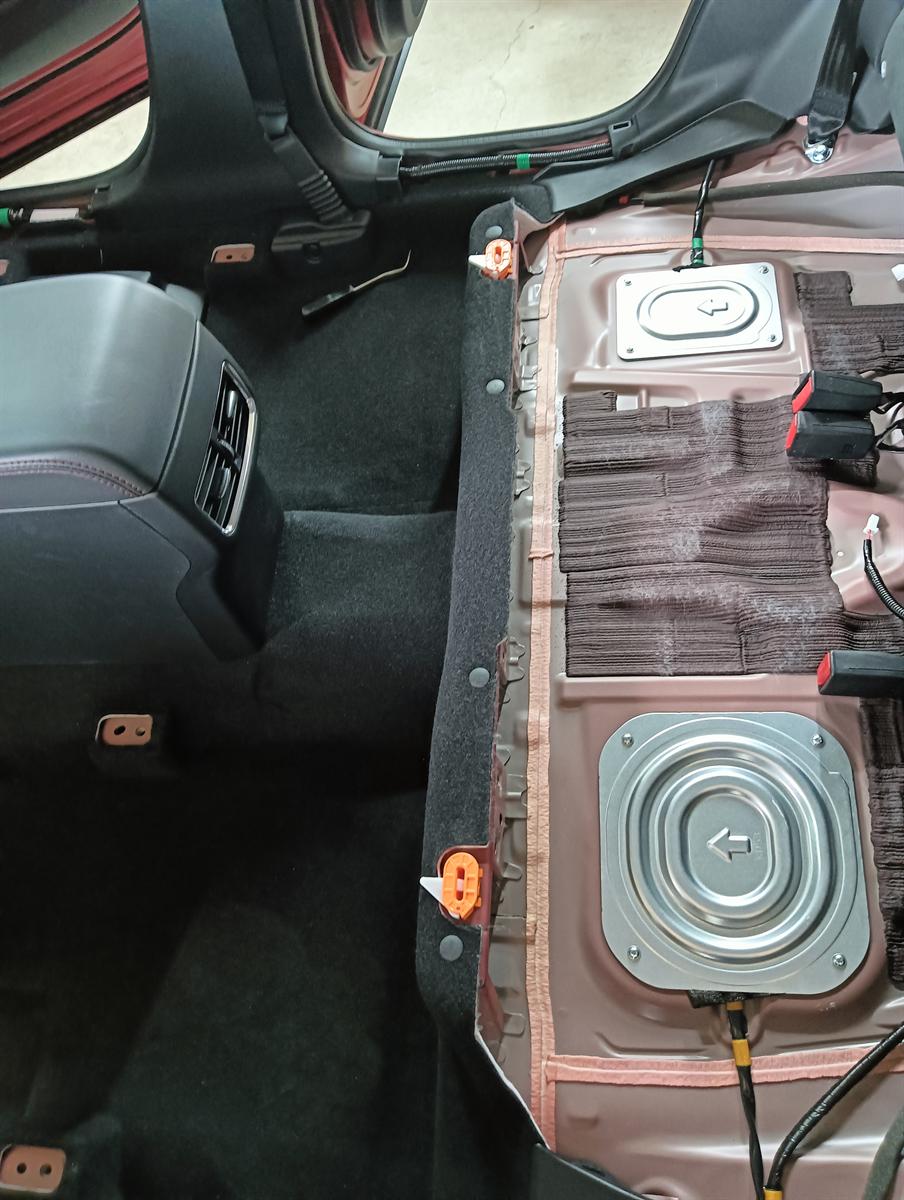 マツダ CX-5 の後席のカーペットをめくって床下を確かめているところ