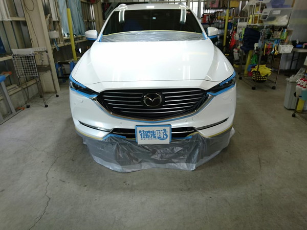 研磨の前に、フロントまわりをテープとシートで保護したマツダ CX-8