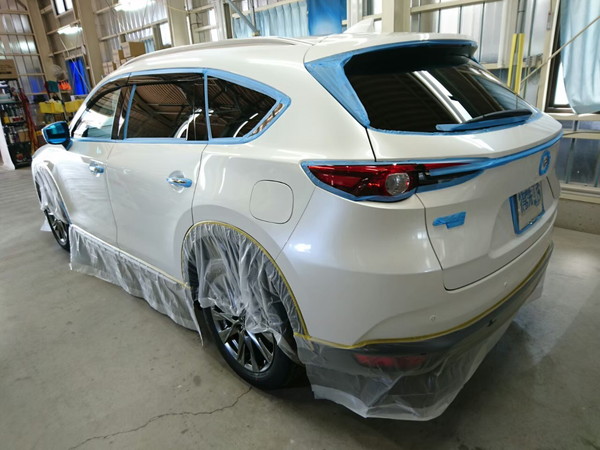 研磨の前に、窓まわりとタイヤまわりをテープとシートで保護したマツダ CX-8