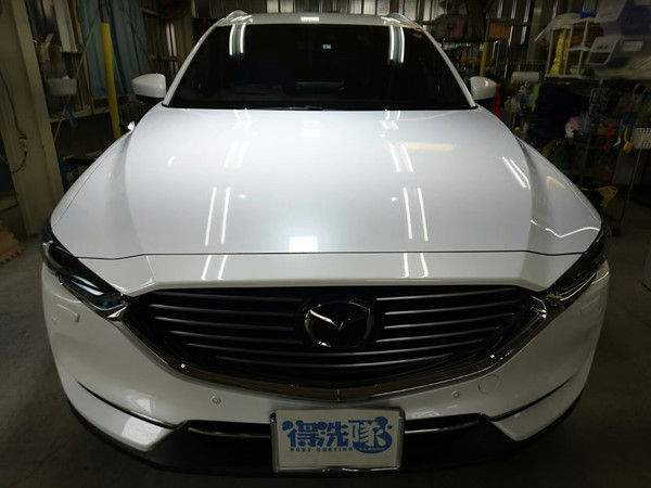 プレミアムコーティングを施工したマツダ CX-8 のボンネット。天井の照明が映り込んでいる