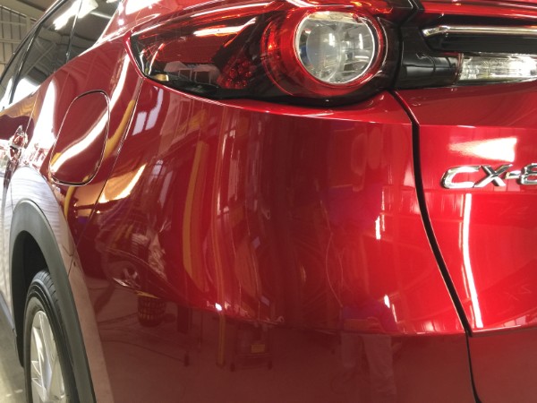 プレミアムコーティング後のマツダ CX-8 の左のテールランプまわり