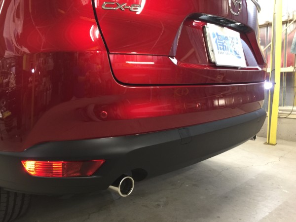 マツダ CX-8 に取り付けた LEDリフレクター(左側)。点灯している