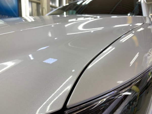 プレミアムコーティング後のマツダ CX-8 のボンネット