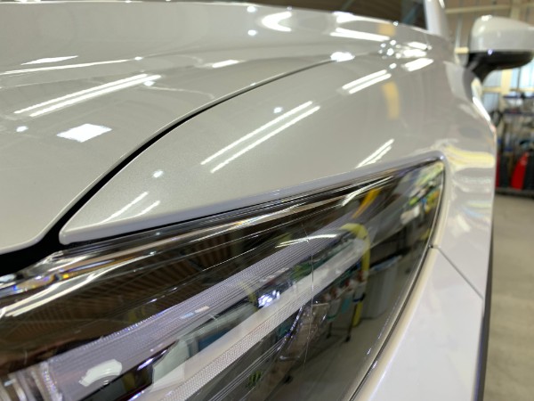 プレミアムコーティング後のマツダ CX-8 のボンネットの先のあたり