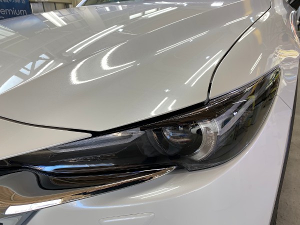 プレミアムコーティング後のマツダ CX-8 のヘッドライトのあたり