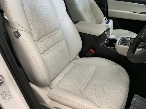 インテリアコーティングを施工したマツダ CX-8 のホワイトレザーの運転席