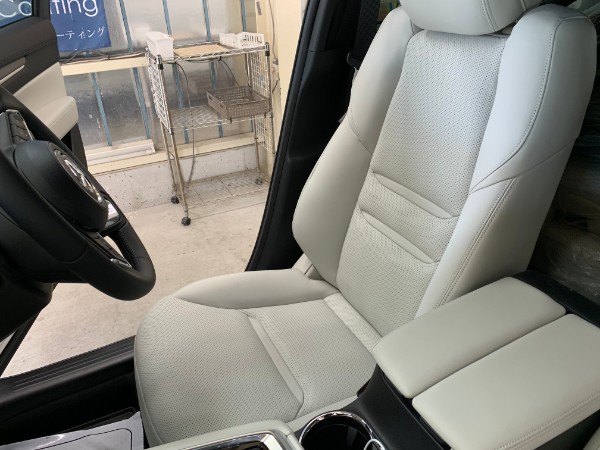 インテリアコーティングを施工したマツダ CX-8 のホワイトレザーのシート