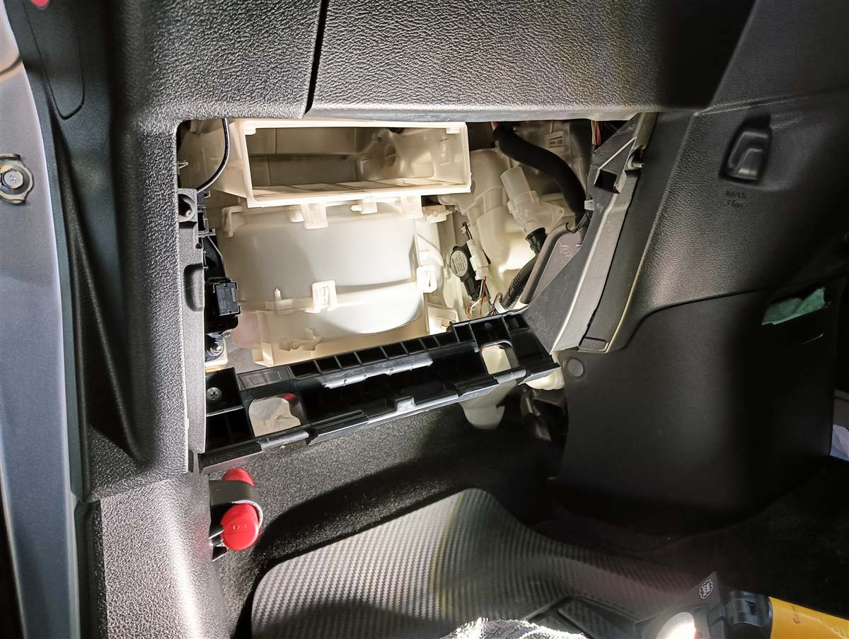 日産デイズの助手席足元から送風機(ブロワモーター)を外したところ