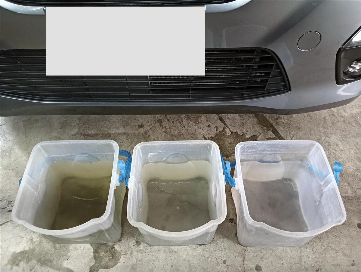 日産デイズのエバポレーターを洗った水。左から1回目・2回目・3回目で、だんだん透明になっている