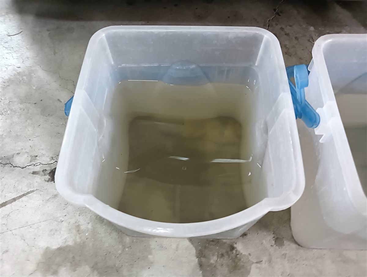 エバポレーターを洗った1回目の水のアップ。黄色っぽく濁っている