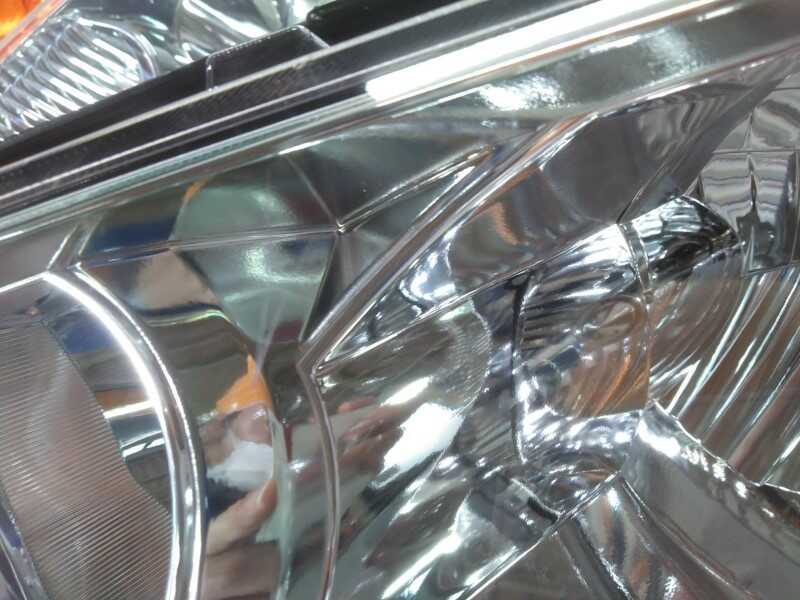 施工後のトヨタ エスティマのヘッドライトを近くで見たところ