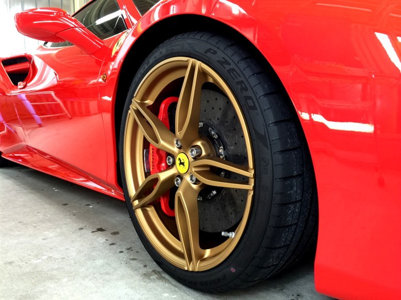 ホイールコーティングを施工したフェラーリ 488 のゴールドのホイール