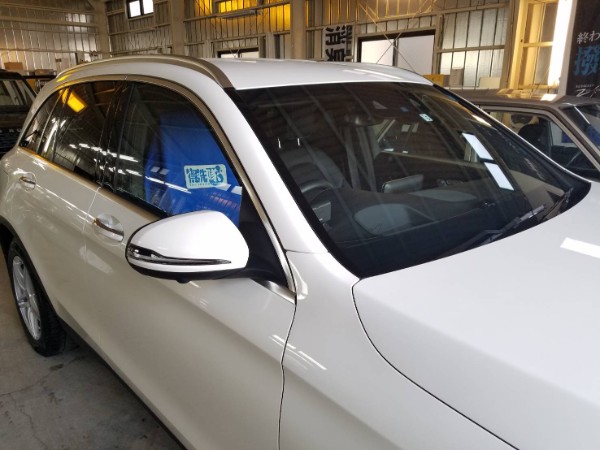 窓ガラスコーティングを施工したメルセデス・ベンツ GLC のフロントガラス