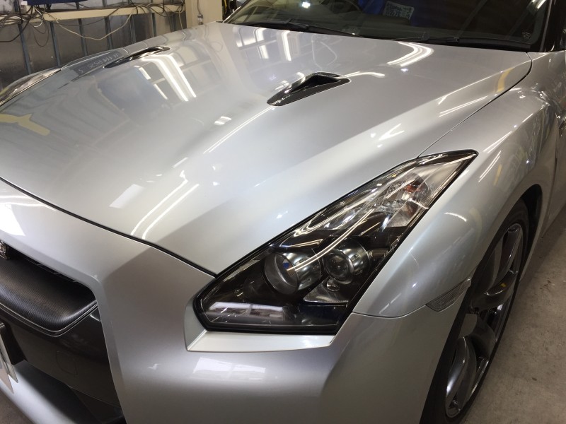 コーティング後の日産 GT-R（R35）のボンネットとヘッドライトまわり