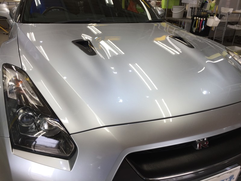 コーティング後の日産 GT-R（R35）のボンネット