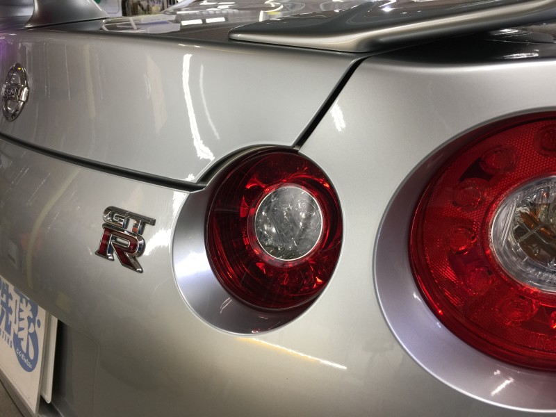 コーティング後の日産 GT-R（R35）のリアのエンブレムまわり
