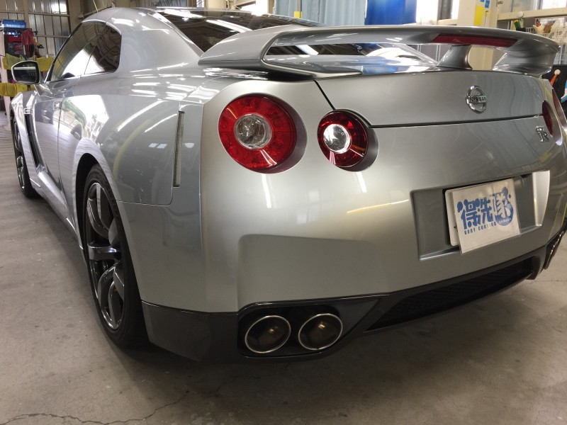 コーティング後の日産 GT-R（R35）をうしろから見たところ