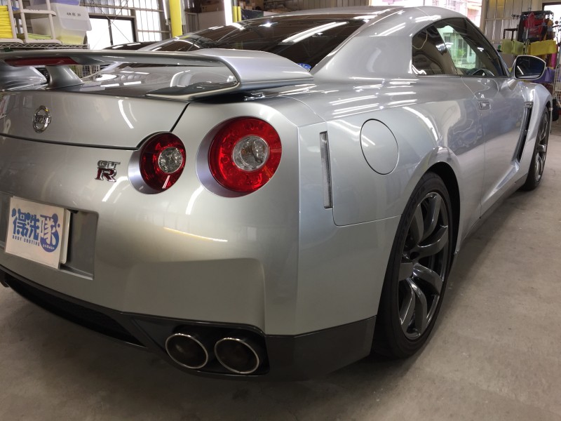 コーティング後の日産 GT-R（R35）を斜めうしろから見たところ