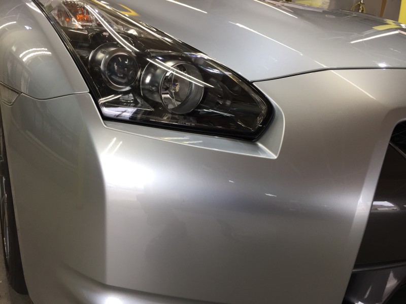 コーティング後の日産 GT-R（R35）の運転席側のヘッドライトまわり