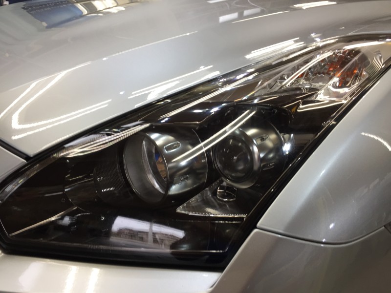 クリーニングのあとプロテクションフィルムを施工した日産 GT-R（R35）のヘッドライト
