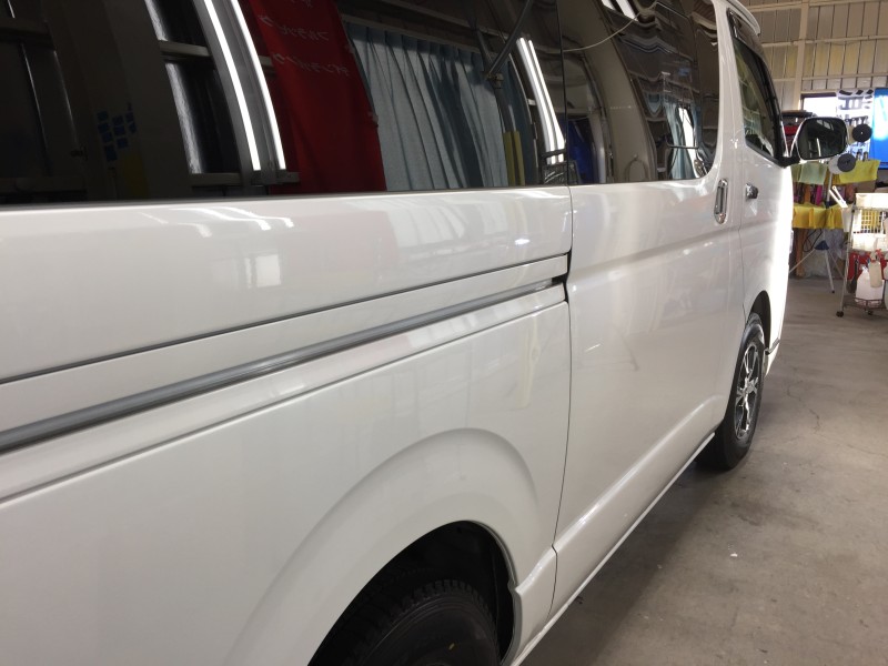 プレミアムコーティング後のトヨタ ハイエースを運転席側の後ろから見たところ