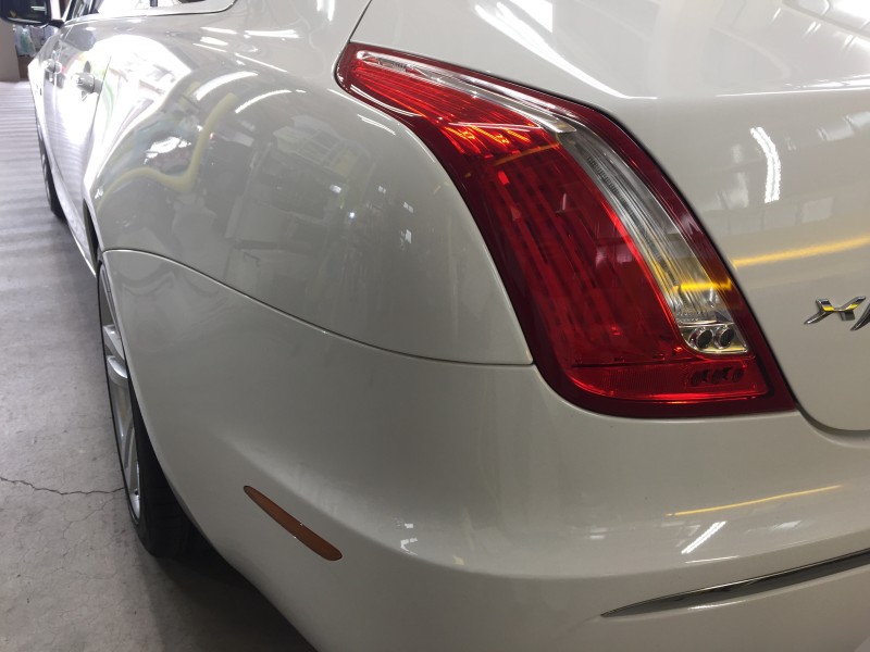 ガラスコーティング後のジャガー XJ の助手席側のテールまわり