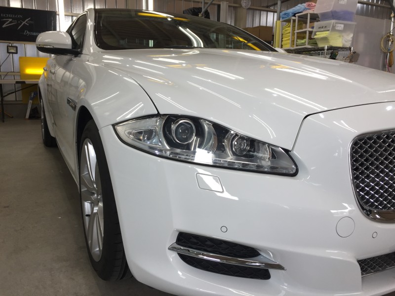 ガラスコーティング後のジャガー XJ の運転席側のヘッドライトまわり