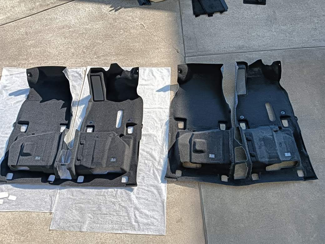 新品のカーペット（左）と、車から外したカーペット（右）