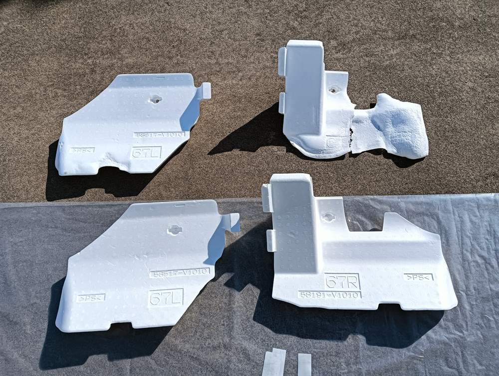 車から外した発泡スチロールの部品（上）と、新品の部品（下）。外した部品は灯油で溶けて変形している