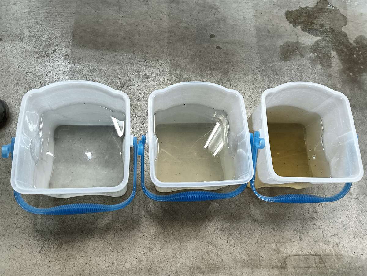 エアコンを洗った水。右から1回目・2回目・3回目で、だんだん透明になっている