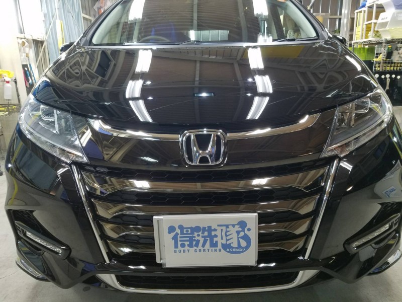 スタンダードコーティングを施工した新車のホンダ オデッセイを正面から見たところ
