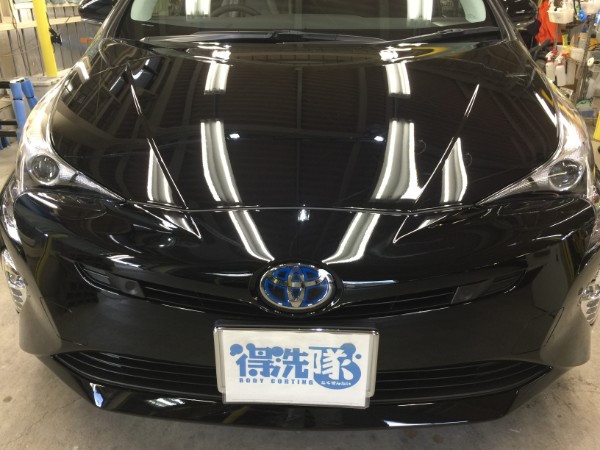 コーティング後の黒いトヨタ プリウスのボンネット
