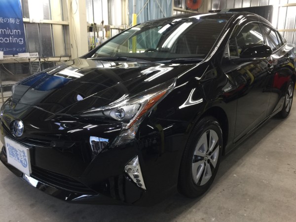 親水タイプのコーティングを施工した黒いトヨタ プリウス
