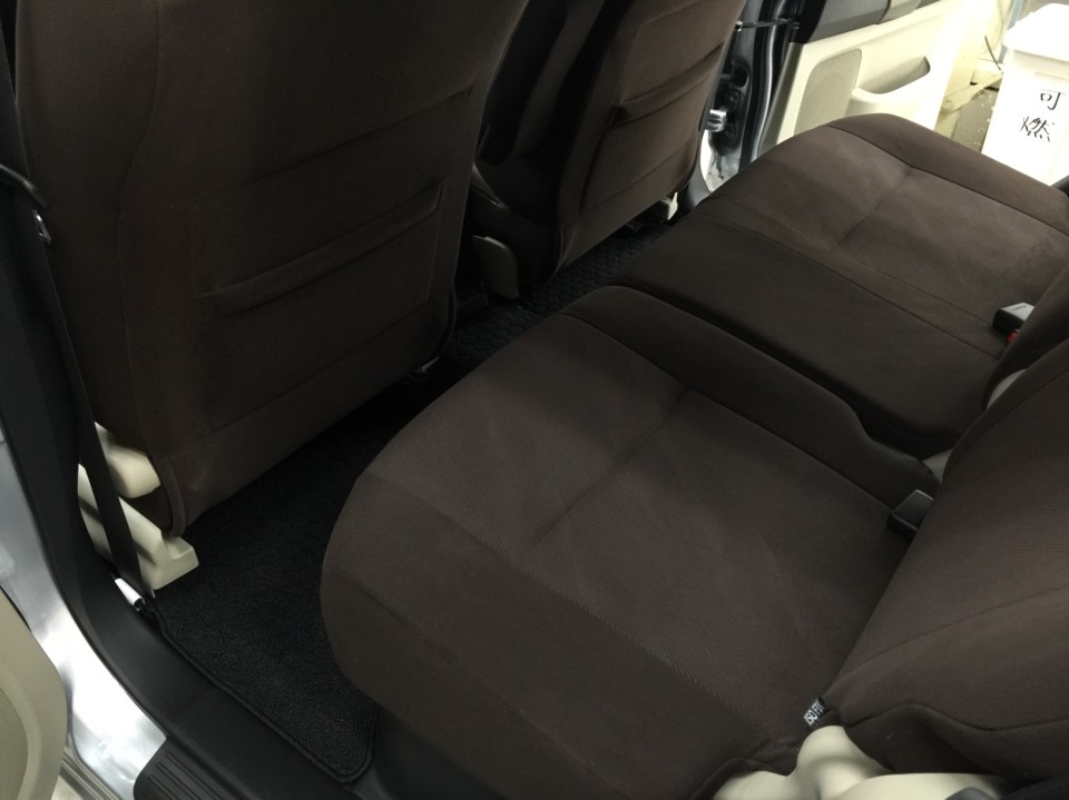 クイック車内クリーニング後のトヨタ ラッシュの後部座席
