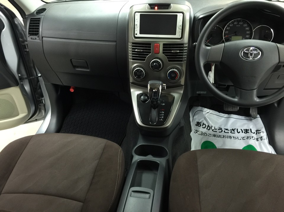 クイック車内クリーニング後のトヨタ ラッシュの運転席まわり