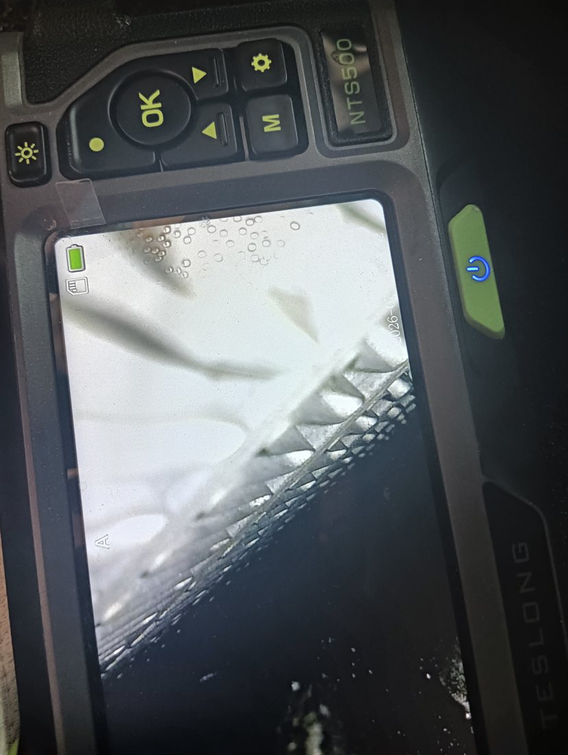 内視鏡のモニターに映った、洗浄中のマツダ RX-7 のエバポレーター