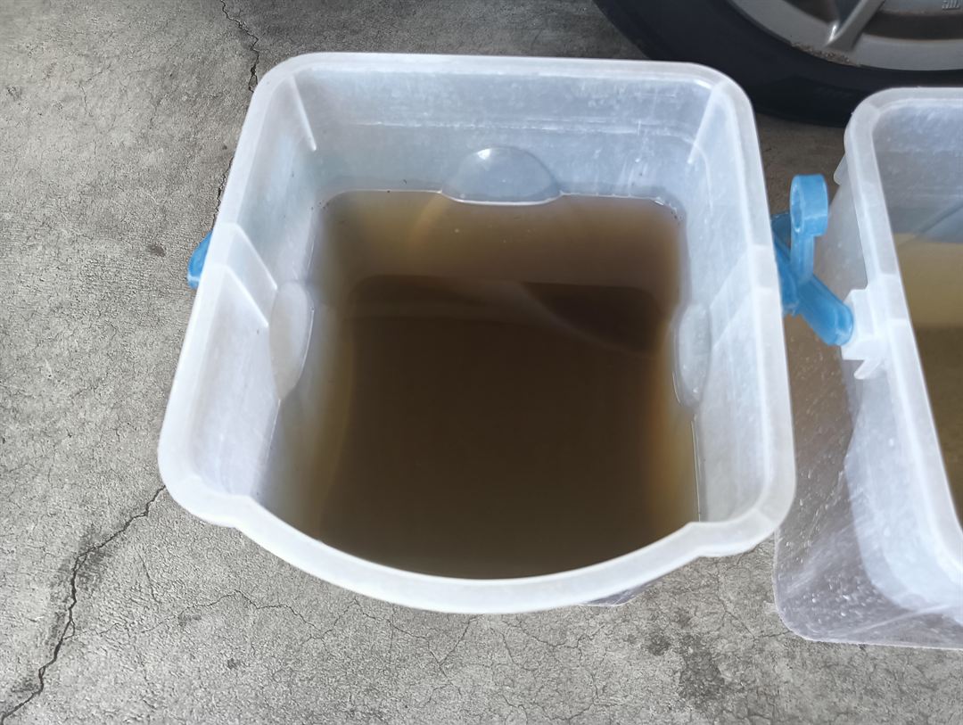 エバポレーターを洗った1回目の水のアップ。こげ茶色ににごっている