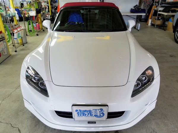 ヘッドライトの研磨とコーティングを施工したホンダ S2000 を正面から見たところ