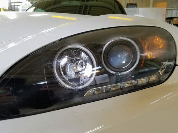 ホンダ S2000 のヘッドライト(作業前)。上のほうが黄ばんでいる