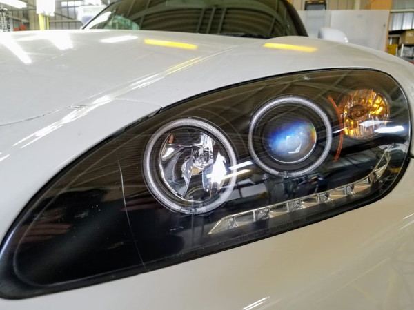 ホンダ S2000 のヘッドライト(作業後)。均一に透明になっている
