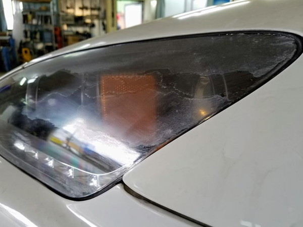 ホンダ S2000 のヘッドライトを近くで見たところ(作業前)。表面が劣化してまだらになっている