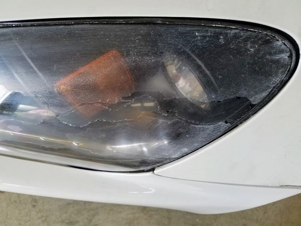 ホンダ S2000 のヘッドライトを上から見たところ(作業前)。表面が白く劣化している
