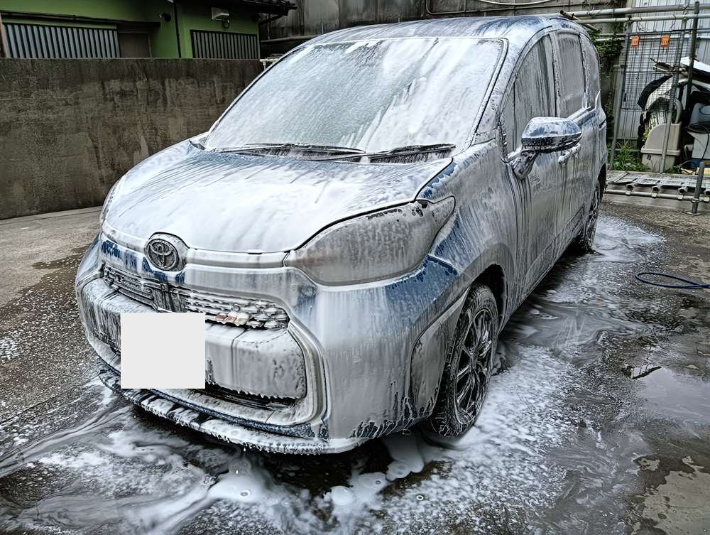 泡で洗車しているトヨタ シエンタ
