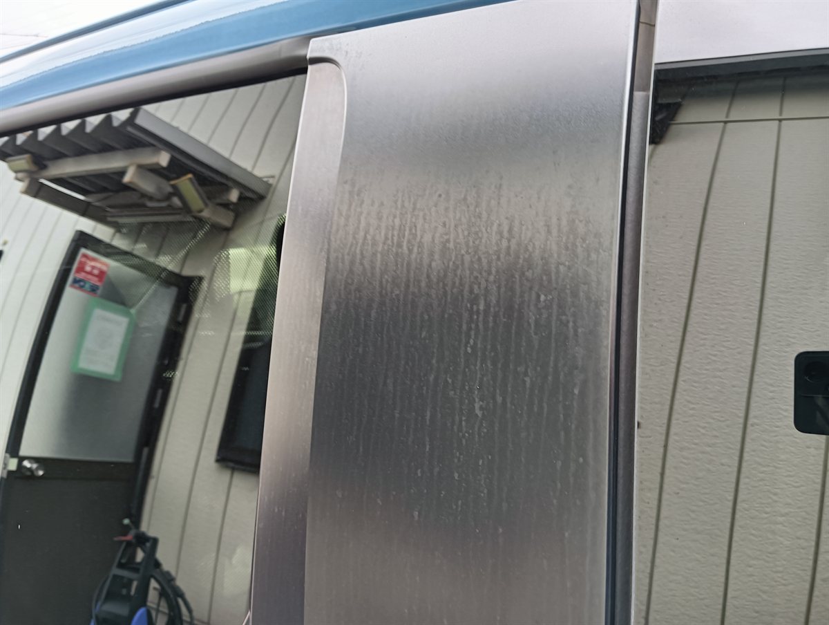 作業前のシエンタのスライドドアの柱。黒い樹脂に白っぽいムラがある