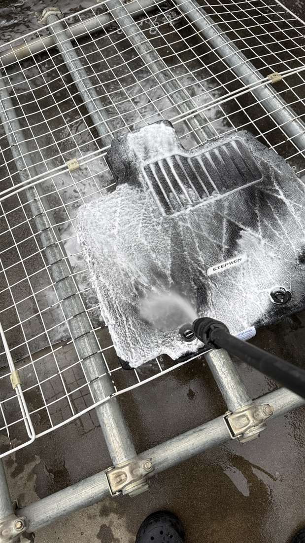 高圧洗浄機でステップワゴンのフロアマットを洗っているところ