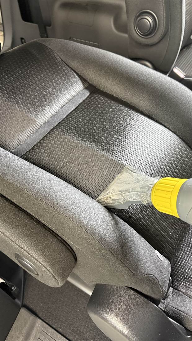 リンサーでステップワゴンの座席の汚れを吸い上げているところ