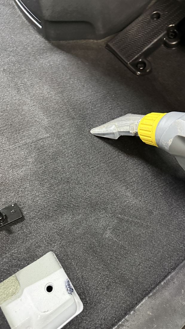 リンサーでステップワゴンの床のカーペットを吸い上げているところ