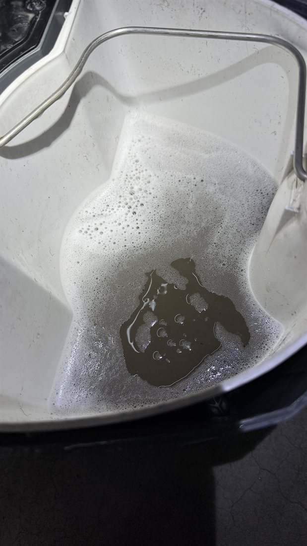 ステップワゴンの車内を洗って吸い上げた、茶色くにごった水