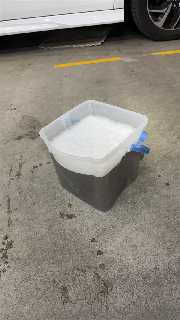 ステップワゴンの車内を洗った水を入れた容器